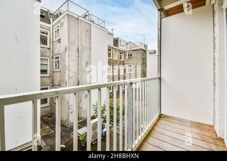 Schöner langer, enger Balkon mit Holzgeländern Stockfoto