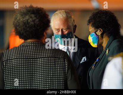 Der Prinz von Wales wird von versammelten Würdenträgern begrüßt, darunter Sandra Mason (rechts), die ehemalige Generalgouverneurin und designierte Präsidentin von Barbados, und Mitglieder des Militärs, als er am Grantley Adams International Airport, Bridgetown, Barbados, ankommt. Bilddatum: Sonntag, 28. November 2021. Stockfoto