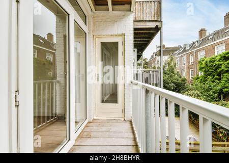 Schöner langer, enger Balkon mit Holzgeländern Stockfoto