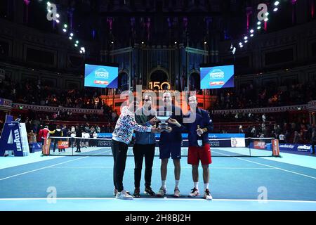 (L-R) Marcos Bagdatis, Tommy Haas, Greg Rusedski und Radek Stepanek vom Team Greg posieren mit der ATP Champions Trophy während der ATP Champions Tour 2021 in der Royal Albert Hall, London. Bilddatum: Sonntag, 28. November 2021. Stockfoto