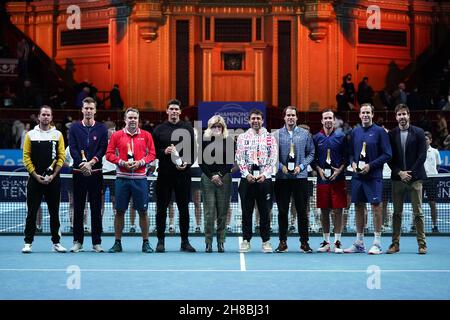 (L-R) Marcos Bagdatis, Tommy Haas, Greg Rusedski und Radek Stepanek vom Team Greg posieren mit der ATP Champions Trophy während der ATP Champions Tour 2021 in der Royal Albert Hall, London. Bilddatum: Sonntag, 28. November 2021. Stockfoto