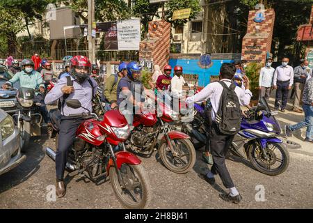 Studenten aus Bangladesch blockieren die Straßenkreuzung Dhanmondi 27 und fordern Straßenverkehrssicherheit und einen Rabatt zum halben Preis auf den Bustarif des Stadtverkehrs in Dhaka, Bangladesch, 28. November 2021. Nach Angaben der Polizei wurde ein Student des Notre Dame College, Nayeem Hasan, im zweiten Studienjahr, am 24. November bei einem Verkehrsunfall getötet, als ein Müllwagen der Dhaka City Corporation ihn in der Region Gulistan in Dhaka traf. Foto von Suvra Kanti das/ABACAPRESS.COM Stockfoto