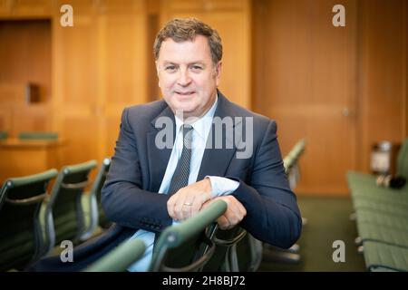 Der konservative Vorsitzende des Treasury Select Committee Mel Stride im Londoner Parlamentsgebäude. Stride hat gesagt, dass Kanzler Rishi Sunak Maßnahmen zur Senkung der Steuern ergreifen muss, da Haushalte und Unternehmen angesichts der rasend hohen Inflation, die bereits fast zehn Jahre hoch ist und weiter ansteigen wird, vor einer wachsenden Lebenshaltungskrise stehen. Bilddatum: Mittwoch, 24. November 2021. Stockfoto