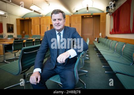 Der konservative Vorsitzende des Treasury Select Committee Mel Stride im Londoner Parlamentsgebäude. Stride hat gesagt, dass Kanzler Rishi Sunak Maßnahmen zur Senkung der Steuern ergreifen muss, da Haushalte und Unternehmen angesichts der rasend hohen Inflation, die bereits fast zehn Jahre hoch ist und weiter ansteigen wird, vor einer wachsenden Lebenshaltungskrise stehen. Bilddatum: Mittwoch, 24. November 2021. Stockfoto