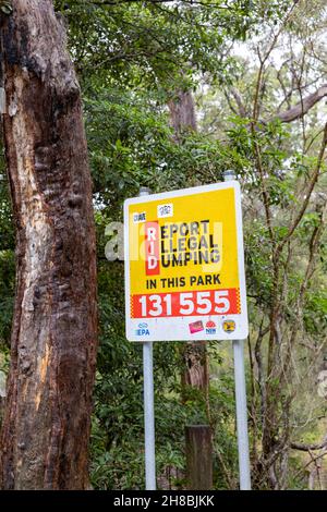 Melden Sie illegales Dumping ohne Trinkgeld in einem australischen Nationalpark in der Nähe von Sydney, New South Wales Stockfoto