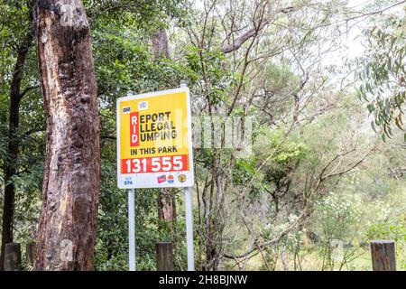 Melden Sie illegales Dumping ohne Trinkgeld in einem australischen Nationalpark in der Nähe von Sydney, New South Wales Stockfoto