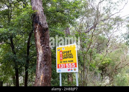 Melden Sie illegales Dumping ohne Trinkgeld in einem australischen Nationalpark in der Nähe von Sydney, New South Wales Stockfoto