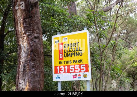 Melden Sie illegales Dumping ohne Trinkgeld in einem australischen Nationalpark in der Nähe von Sydney, New South Wales Stockfoto