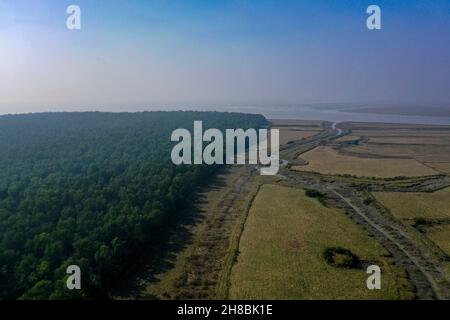 Luftaufnahme des Mangrovenwaldes an der Küste bei Dhal Chhar. Dhal Char ist eine der zahlreichen Inseln im Delta des Meghna Flusses im breiteren Ganges De Stockfoto
