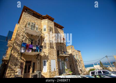 Neu und Alt in der Innenstadt von Haifa, Israel Stockfoto