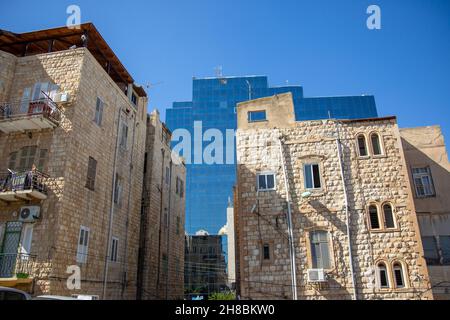 Neu und Alt in der Innenstadt von Haifa, Israel Stockfoto