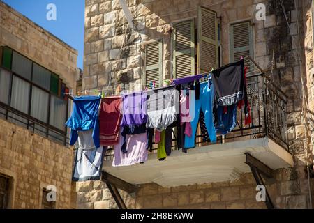 Neu und Alt in der Innenstadt von Haifa, Israel Stockfoto