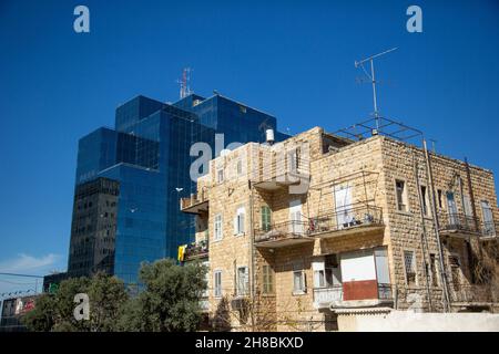 Neu und Alt in der Innenstadt von Haifa, Israel Stockfoto