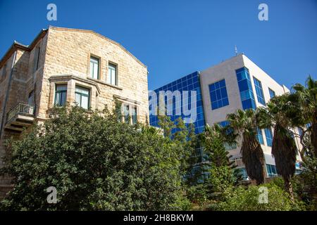 Neu und Alt in der Innenstadt von Haifa, Israel Stockfoto