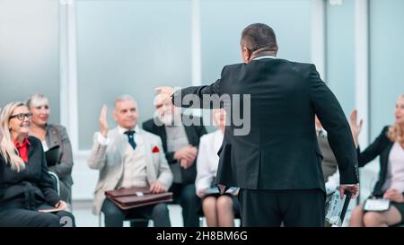 Der Sprecher stellt während des Geschäftsseminars Fragen Stockfoto