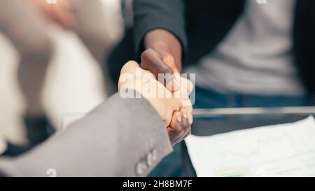 Nahaufnahme.Handshake von Geschäftsleuten über dem Schreibtisch. Stockfoto