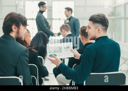 Mitarbeiter, die im Konferenzraum über Finanzdaten diskutieren Stockfoto