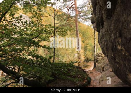 Impressionen von dem Naturdenkmal 'Kuhstall' in der Sächsischen Schweiz Stockfoto