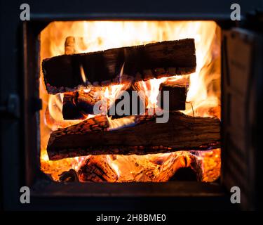 Ein brennender Holzstapel im Ofen Stockfoto