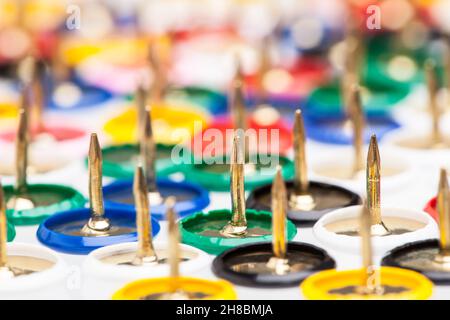 Viele bunte Daumenbilder auf weißem Hintergrund Stockfoto