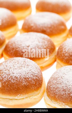 Viele Krapfen in einer Reihe Stockfoto