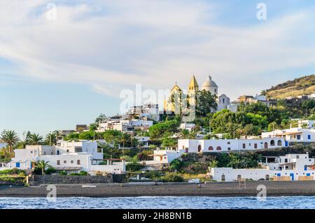 Schöne Aussicht auf Stromboli Dorf Stockfoto