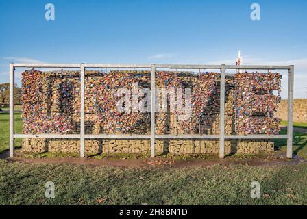 Lovelocks auf 'The Wall of Love' auf der Rückseite des Gretna Green Blacksmith's Shop und Dienstleistungen ............ Aufgenommen im November 2021 Stockfoto