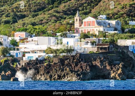 Schöne Aussicht auf Stromboli Dorf Stockfoto