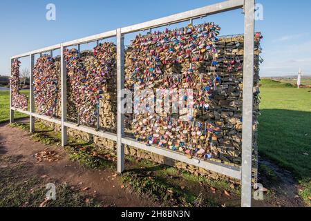 Lovelocks auf 'The Wall of Love' auf der Rückseite des Gretna Green Blacksmith's Shop und Dienstleistungen ............ Aufgenommen im November 2021 Stockfoto