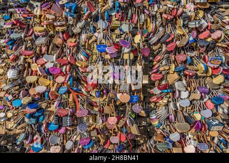 Lovelocks auf 'The Wall of Love' auf der Rückseite des Gretna Green Blacksmith's Shop und Dienstleistungen ............ Aufgenommen im November 2021 Stockfoto