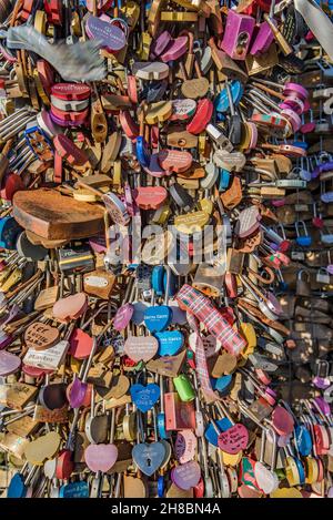 Lovelocks auf 'The Wall of Love' auf der Rückseite des Gretna Green Blacksmith's Shop und Dienstleistungen ............ Aufgenommen im November 2021 Stockfoto