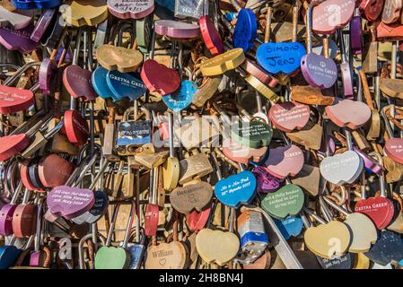 Lovelocks auf 'The Wall of Love' auf der Rückseite des Gretna Green Blacksmith's Shop und Dienstleistungen ............ Aufgenommen im November 2021 Stockfoto