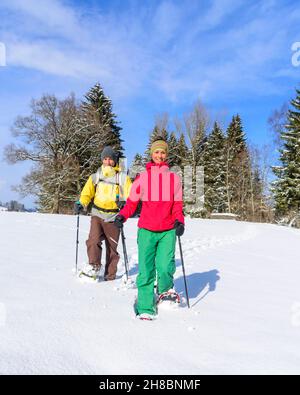 Zwei junge Leute wandern im Schnee mit Schneeschuhen Stockfoto