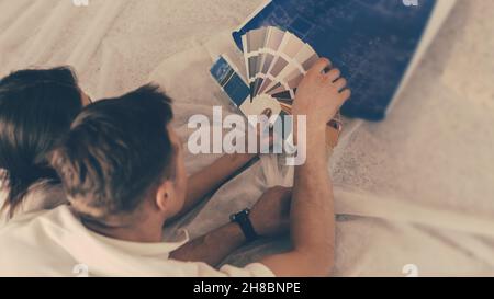 Junges Paar über das neue Design ihrer Wohnung. Stockfoto