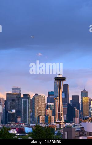 Flugzeug über dem Space Needle Tower in Seattle, Washington Stockfoto