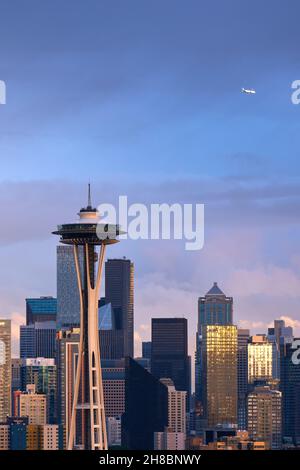 Flugzeug über dem Space Needle Tower in Seattle, Washington Stockfoto