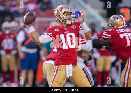 San Francisco 49ers Quarterback Jimmy Garoppolo (10) übergibt den Fußball im ersten Viertel gegen die Minnesota Vikings in San Francisco, Sund Stockfoto
