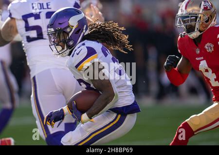 Minnesota Vikings läuft zurück Dalvin Cook (33) läuft mit dem Fußball gegen die San Francisco 49ers im ersten Viertel in San Francisco, Sund Stockfoto