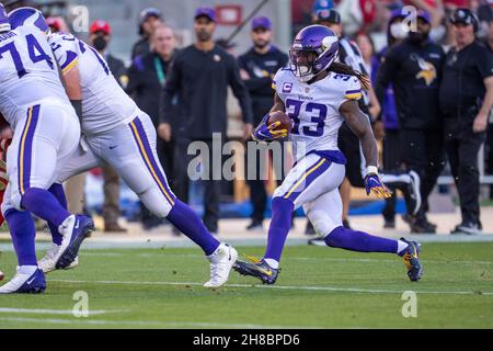 Minnesota Vikings läuft zurück Dalvin Cook (33) läuft mit dem Fußball gegen die San Francisco 49ers im dritten Viertel in San Francisco, Sund Stockfoto