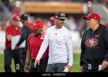 49ers-Cheftrainer Kyle Shanahan aus San Francisco feiert nach dem Ende des Spiels gegen die Minnesota Vikings in San Francisco das Gehen vom Spielfeld Stockfoto