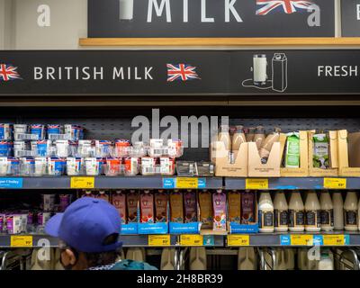 Britische Milch in einem Aldi-Laden im Norden Londons erhältlich. Stockfoto