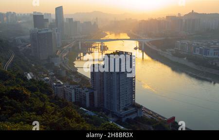 Blick auf die Stadt am Fluss, bei Sonnenuntergang. Das ist Chongqing, China Stockfoto
