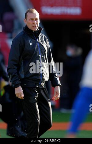 London, Großbritannien. 28th. November 2021. Everton Assistant Manager, Duncan Ferguson während des Premier League-Spiels zwischen Brentford und Everton im Brentford Community Stadium, London, England am 28. November 2021. Foto von Carlton Myrie. Nur zur redaktionellen Verwendung, Lizenz für kommerzielle Nutzung erforderlich. Keine Verwendung bei Wetten, Spielen oder Veröffentlichungen einzelner Clubs/Vereine/Spieler. Kredit: UK Sports Pics Ltd/Alamy Live Nachrichten Stockfoto