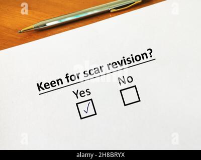 Eine Person beantwortet Fragen zur Operation. Die Person ist auf eine Narbenrevision gespannt. Stockfoto