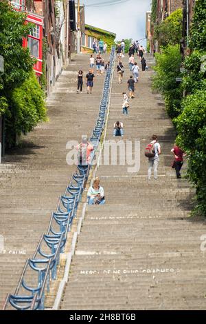 Touristen steigen und steigen in 374 auf die 'Montagne de Bueren', eine Liège-stufige Treppe. Stockfoto