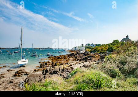 Boote, die vor der Chapelle Notre-Dame auf der Grande-Île, der größten Insel des Chausey-Archipels, in Frankreich, anlegen Stockfoto