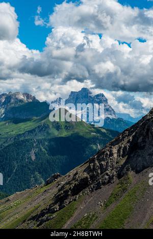 Monte Pelmo, Monte Pore und Monte Cernera vom Gipfel des Monte Sief in den italienischen Dolomiten während des schönen, teilweise bewölkten Sommers da Stockfoto