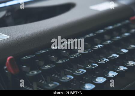 Die Tastatur einer alten Retro-Schreibmaschine in einem lauten Foto ist Stil und Vintage, Nahaufnahme Stockfoto