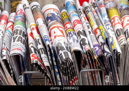 ISTANBUL - Okt 21: Zeitungskioské mit türkischen Zeitungen in Istanbul, Oktober 21. 2021 in der Türkei Stockfoto