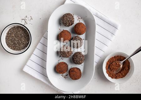 Vegane Energie-Glückskugeln mit Datteln, Chiasamen und Kakao Stockfoto